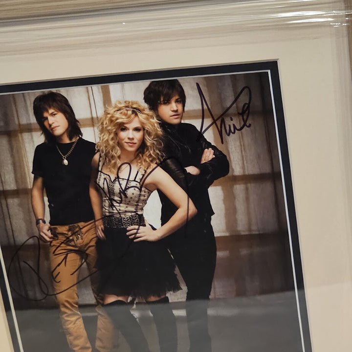 The Band Perry Signed  picture Autographed Beckett Letter of Authenticity BAS